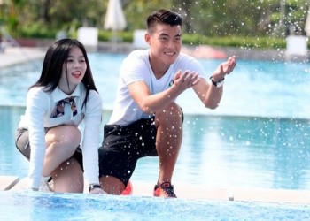 [PHOTO] Trung vệ U23 Việt Nam hạnh phúc bên bạn gái.