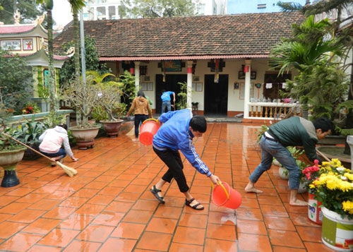 Sinh viên giúp nhà chùa trang hoàng Tết, "trả nghĩa" kỳ thi đại học
