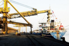 Xuất khẩu tấn than đầu tiên của năm Giáp Ngọ