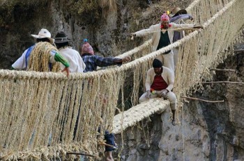 [Chùm ảnh] Đứng tim với cây cầu treo bằng cỏ ở Peru