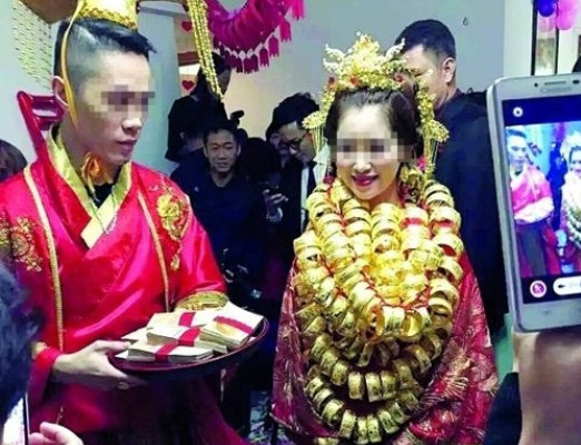 [Chùm ảnh] Cô dâu Trung Quốc ‘gãy cổ’ vì vàng