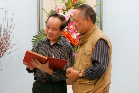 Nhà văn Nguyễn Như Phong trao tặng Tạp chí Văn nghệ Quân đội tập tư liệu quý