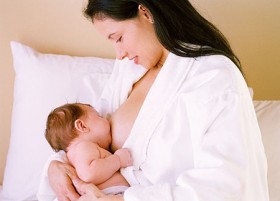 Không nên tước đoạt quyền “bú mẹ” của trẻ