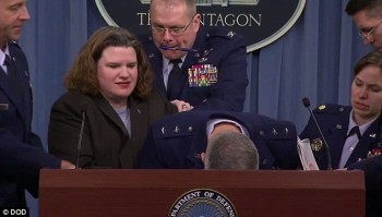 Tướng không quân Mỹ ngất xỉu trên bục phát biểu