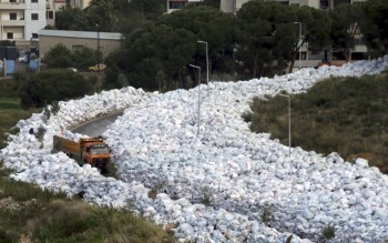 Hãi hùng ‘dòng sông rác’ ở Lebanon