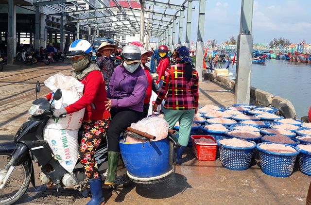 ngu dan binh dinh trung lon loc bien kiem tien trieu chi vai gio