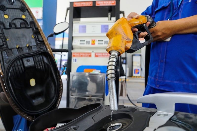Giá xăng dầu đồng loạt giảm mạnh hơn 3.000 đồng/lít