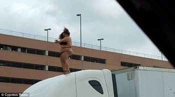 Người phụ nữ khỏa thân nhảy múa trên nóc xe tải