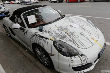 Xế 'sang' Porsche bị đổ mực, ném trứng