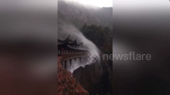 Kỳ lạ dòng thác “chảy ngược” ở Trung Quốc