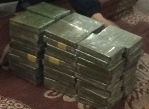 Bắt 3 kẻ vận chuyển 60 bánh heroin từ Lào về Việt Nam