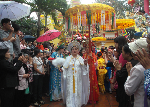 Cuồng tín ở phủ “Mẫu The”