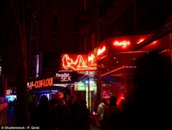Gái mại dâm Hà Lan bất bình vì lệnh cấm du khách tới phố đèn đỏ