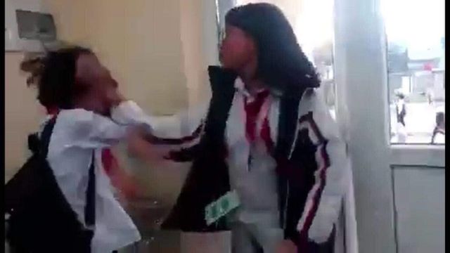 Lại xôn xao clip nữ sinh cấp 2 đánh bạn dã man ngay tại lớp