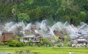 Ngôi làng ở Nhật Bản 2 lần một năm biến thành đài phun nước