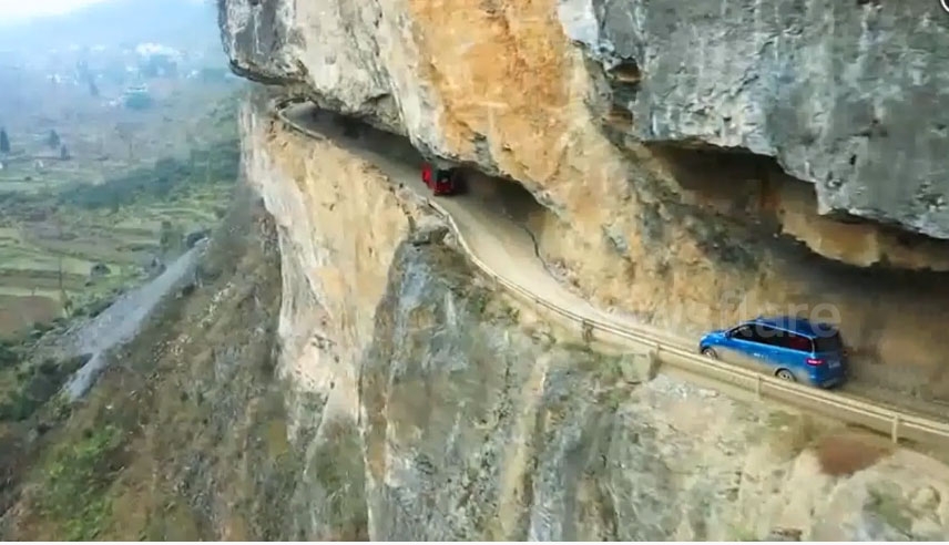 Cận cảnh con đường xuyên qua vách núi hiểm trở ở Trung Quốc