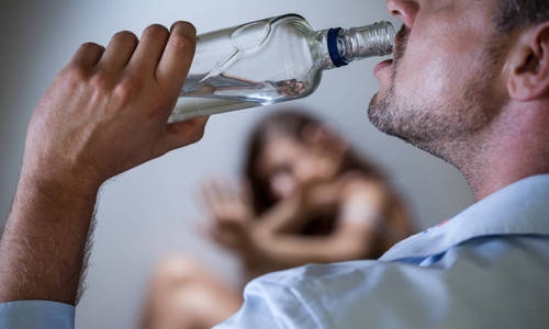 Vợ có quyền đưa chồng đi cai nghiện rượu?