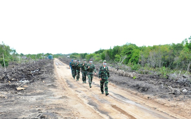 Xuyên đêm ở điểm nóng ngăn dịch Covid-19 từ bên ngoài vào Việt Nam - 10