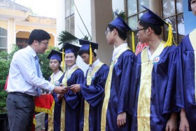 BSR trao phần thưởng cho học sinh Trường THPT chuyên Lê Khiết