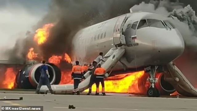 Video cơ phó liều mình cứu cơ trưởng trên máy bay Nga bốc cháy
