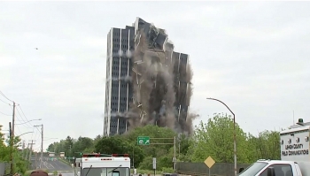 Khoảnh khắc tòa nhà 21 tầng ở Mỹ đổ sụp trong nháy mắt