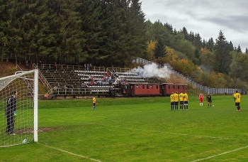 Thú vị cảnh tàu hỏa chạy xuyên qua sân bóng đá