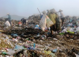 Kiếm sống trên “núi” rác Bắc Ninh