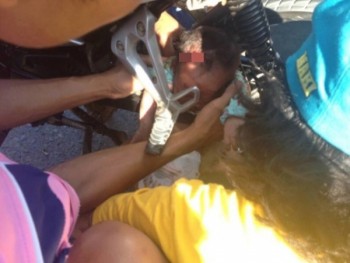 Kinh hoàng em bé bị kẹt vào bánh xe máy