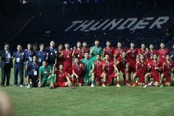 Đội tuyển Việt Nam rạng rỡ với tấm HCB King’s Cup 2019