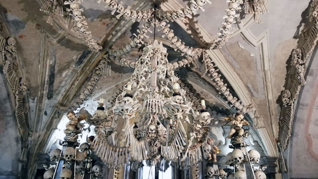 Bên trong nhà thờ được trang trí bằng 40.000 bộ xương người