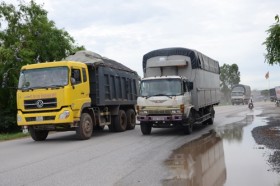 Những cung đường oằn mình “cõng” xe tải