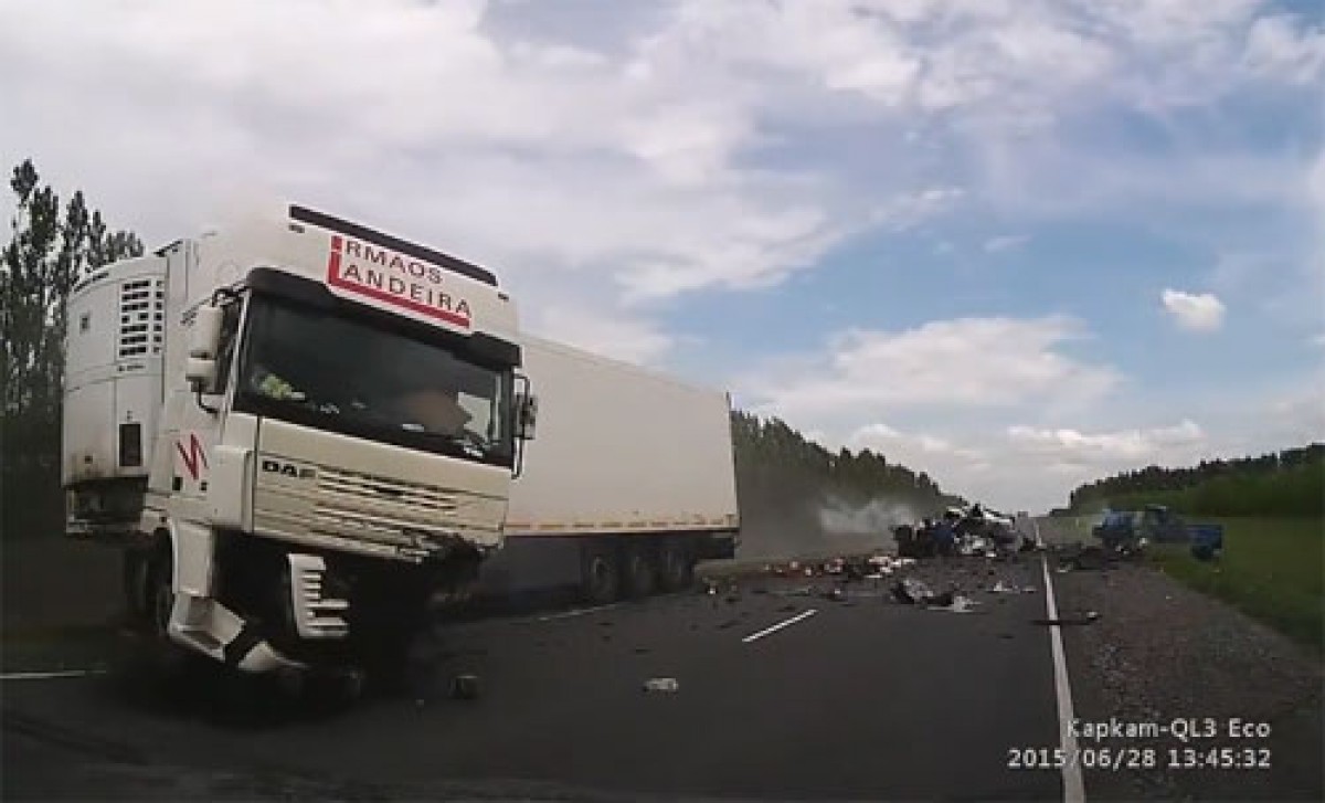 [VIDEO] Ôtô con vượt ẩu gây tai nạn liên hoàn kinh dị