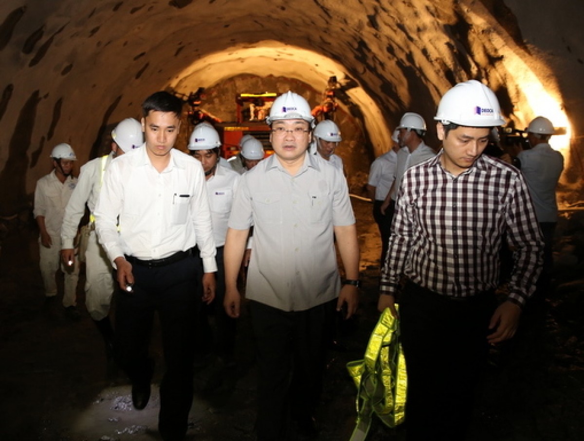 Phó Thủ tướng Hoàng Trung Hải thị sát công trình hầm Đèo Cả