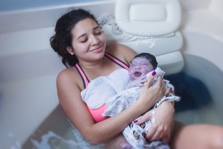 [Khoảnh khắc kì diệu] Một ca sinh con trong bồn tắm tại nhà