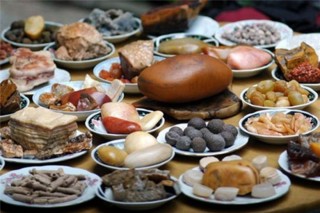 Bàn tiệc với 108 món ăn từ… đá quý
