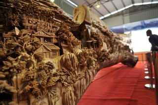 Chiêm ngưỡng tác phẩm điêu khắc bằng gỗ dài nhất thế giới