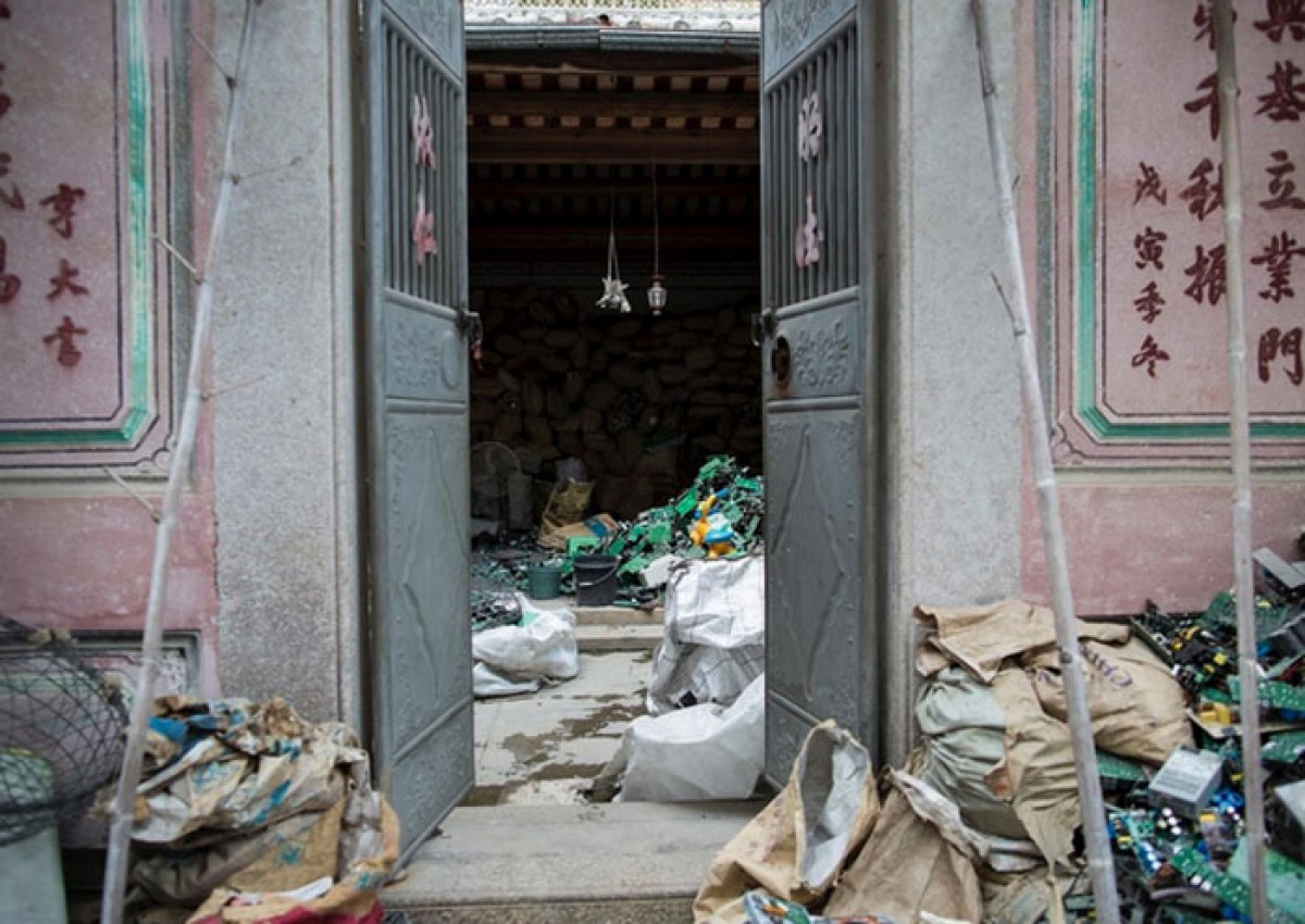 [Chùm ảnh] Bên trong bãi rác điện tử lớn nhất thế giới