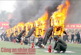 [Chùm ảnh] Màn trình diễn võ thuật đẹp mắt của lực lượng cảnh sát cơ động