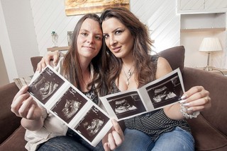 Cặp đồng tính nữ cùng mang thai với một người cho tinh trùng