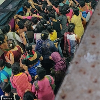 Kinh hoàng cảnh đi tàu ở Mumbai, Ấn Độ