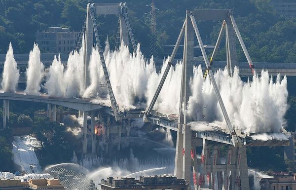 Cận cảnh phá hủy cây cầu từng khiến 43 người thiệt mạng