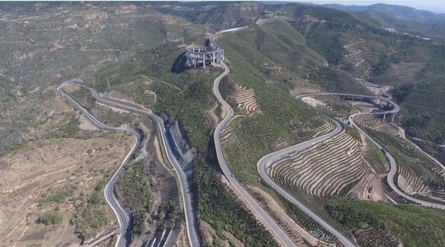 Cận cảnh đường cao tốc 3 tầng trên đỉnh núi ở Trung Quốc