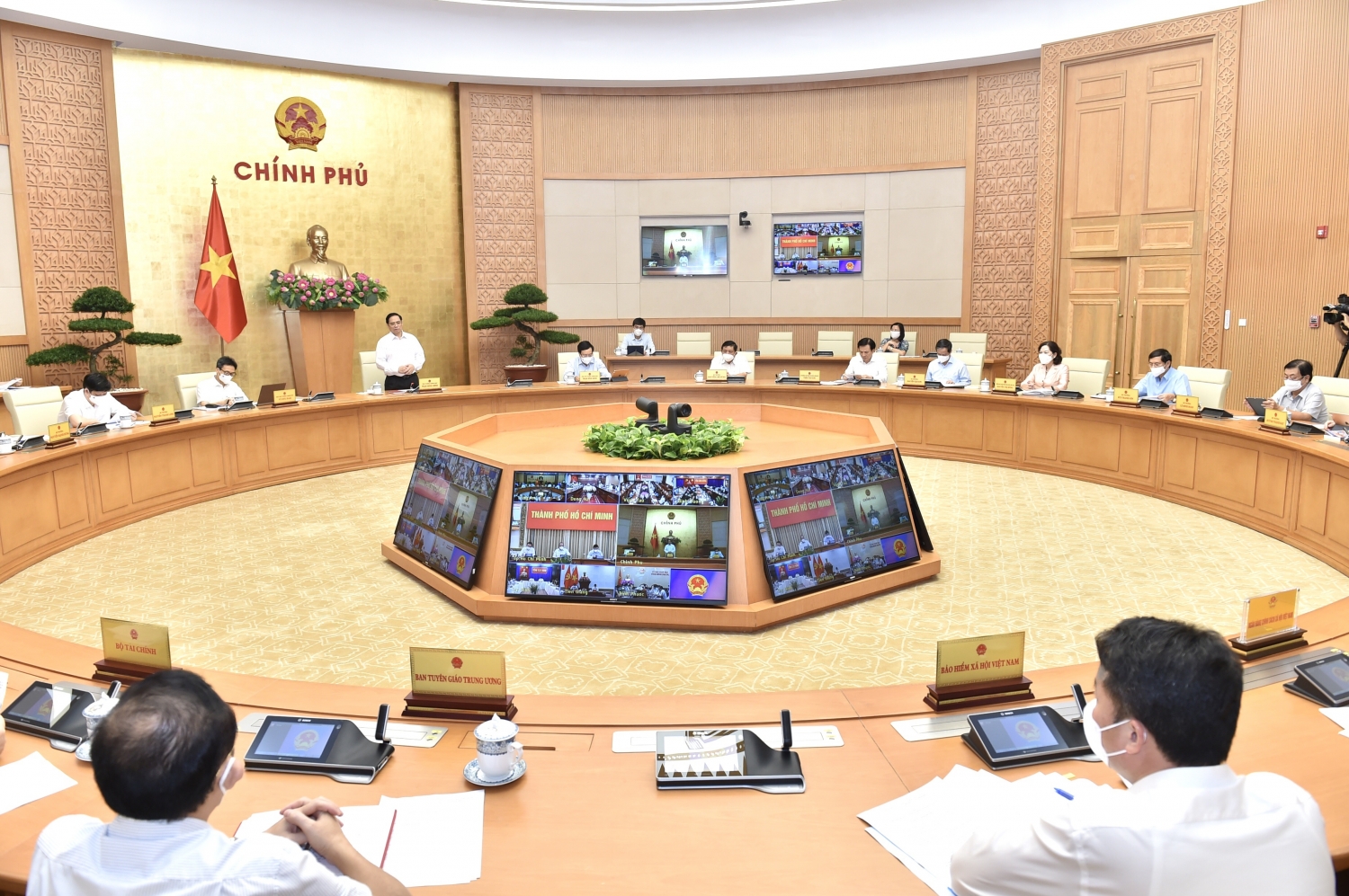 Thủ tướng Phạm Minh Chính chủ trì cuộc họp trực tuyến với 8 địa phương về phòng chống dịch bệnh