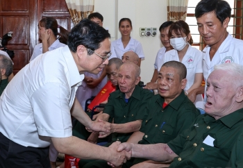 Thủ tướng tặng quà, tri ân Mẹ Việt Nam anh hùng, các thương bệnh binh và gia đình chính sách