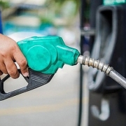 Nghiên cứu, đề xuất giảm các loại thuế, phí liên quan đến xăng dầu, tiêu dùng