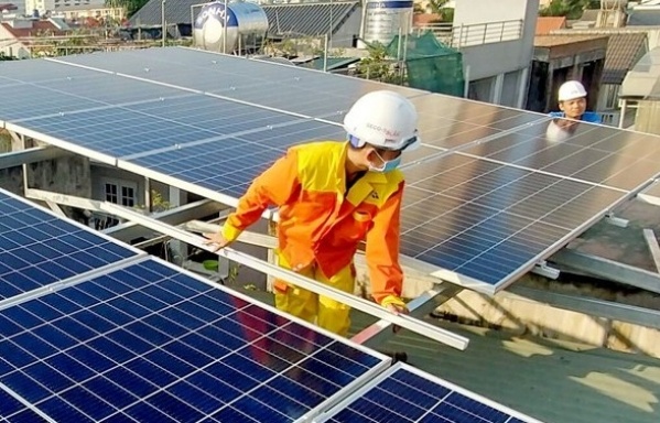 Thí điểm mua điện mặt trời mái nhà 10%: Chuyên gia nói gì?