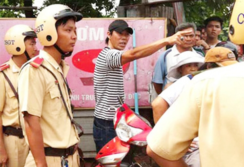 “Tiên trách kỷ, hậu trách nhân”