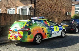 Xe tuần tra cảnh sát được sơn "màu đồng tính"