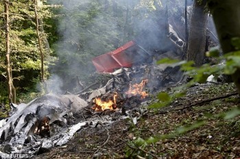 2 máy bay va chạm, 7 người chết, 31 người nhảy dù thoát nạn