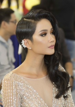 Hoa hậu H’hen Niê gây chú ý với mái tóc “nửa dài - nửa ngắn” khác lạ